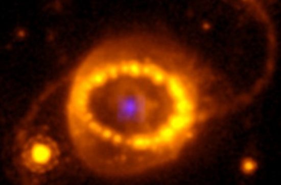 Blue compact object surrounded by ejected stellar debris at the centre of circumstellar gas rings of cir